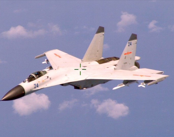Chiến đấu cơ J-11 của Trung Quốc trong lần bay cắt ngang đầu máy bay tuần biển P-8A Poseidon của Hải quân Mỹ ở phía bắc Biển Đông ngày 19.8.2014 - Ảnh: Hải quân Mỹ
