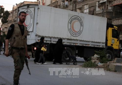 Xe chở hàng cứu trợ tới khu vực Ain Tarma, đông Ghouta, Damascus, Syria ngày 16/4. Ảnh: AFP/TTXVN