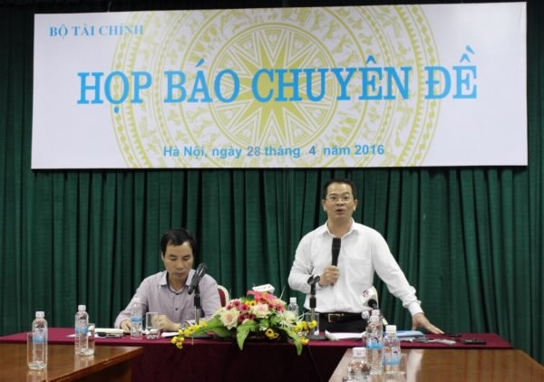 Ông Nguyễn Tân Thịnh (đứng) cho biết cơ chế mua sắm tập trung sẽ giúp tiết kiệm cho ngân sách quốc gia. Ảnh TL