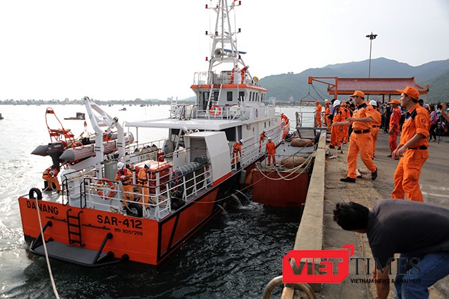  Đúng 17h15 chiều ngày 5/5, tàu cứu nạn SAR 412 cập cảng Trung tâm cứu nạn hàng hải 2, đưa 34 ngư dân bị nạn trên tàu QNa 95959TS  về bờ an toàn