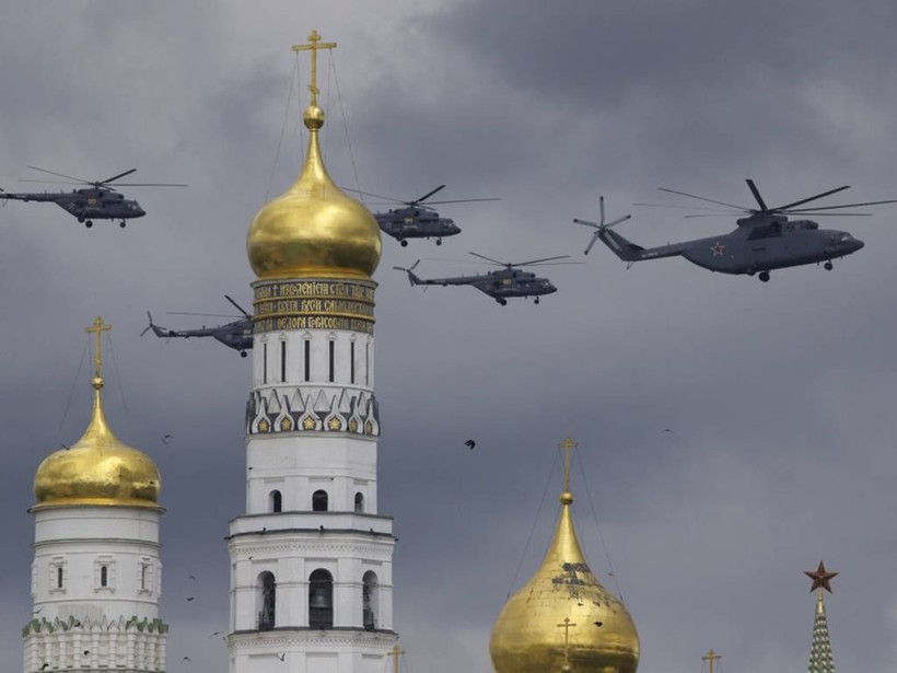 Trực thăng quân sự Nga bay trên Tháp chuông Ivan Vĩ đại và nóc Điện Kremlin trong buổi tập duyệt cho lễ diễu binh mừng 71 năm ngày chiến thắng Phát xít tại thủ đô Moscow hôm 5/5.