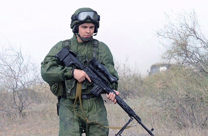 Một người lính với bộ trang phục chiến đấu Chiến binh và khẩu súng bắn tỉa loại Pecheneg - Ảnh: military-informant.com