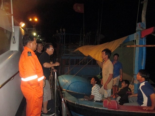 Giám đốc BFAR Asis Perez nói chuyện với các ngư dân Việt Nam mới bị bắt (Nguồn: update.ph)