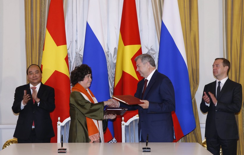 Bà Thái Hương và ông Anatoly Mmitriyevich Artamonov, Thống đốc tỉnh Kaluga (Liên bang Nga) ký kết Thoả thuận hợp tác triển khai dự án.