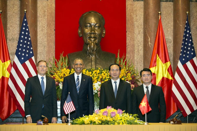 Chủ tịch nước Trần Đại Quang và Tổng thống Obama tại lễ ký kết - Ảnh: Việt Dũng