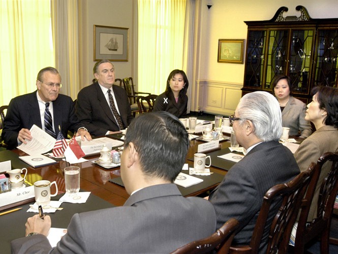 Elizabeth Phú (ngồi trong cùng, hàng ghế bên trái) tham dự một cuộc họp giữa Bộ trưởng Quốc phòng Mỹ Donald Rumsfeld và Phó thủ tướng Singapore Tony Tan năm 2004