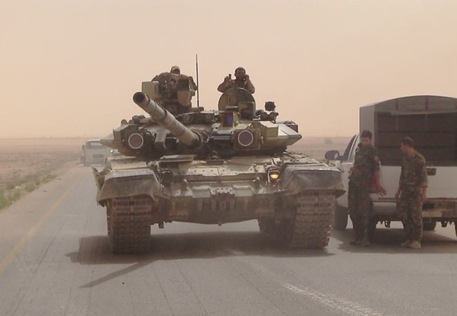 Xe tăng T-90 do Nga cung cấp cho quân đội Syria đang có mặt ở Raqqa