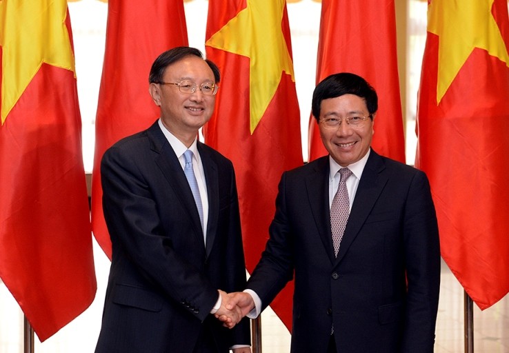 Phó Thủ tướng, Bộ trưởng Bộ Ngoại giao Phạm Bình Minh bắt tay Ủy viên Quốc vụ Trung Quốc Dương Khiết Trì sáng 27-6 tại Trung tâm Hội nghị quốc tế ở Hà Nội