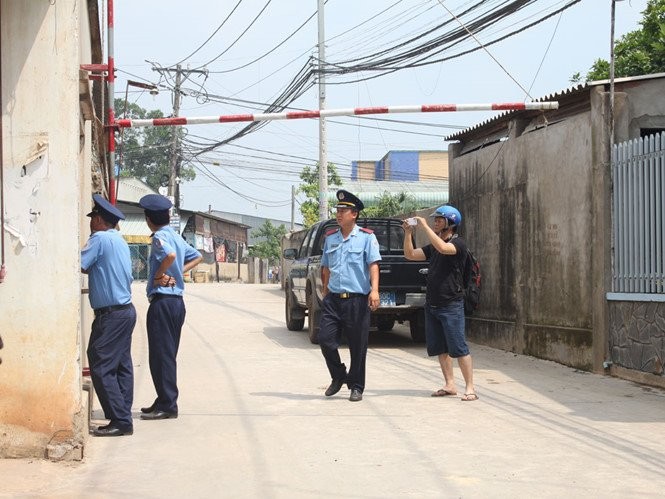 Thanh tra giao thông tỉnh Đồng Nai kiểm tra yêu cầu tạm ngừng việc thu phí "tự phát". Ảnh báo Thanh niên
