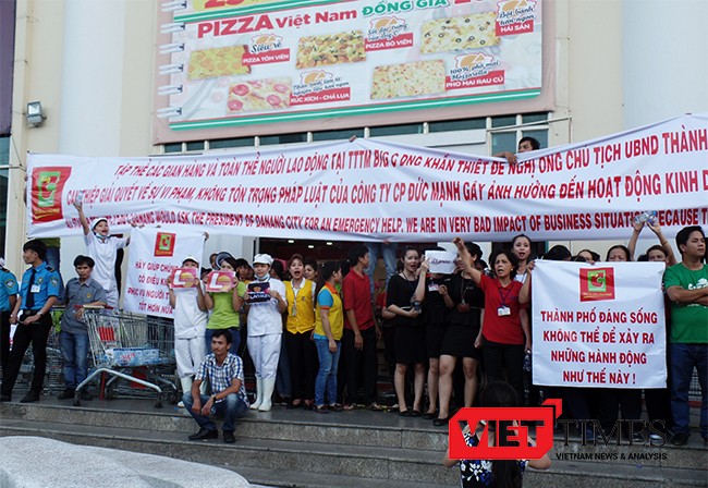 : Chiều ngày 7/7, hàng trăm người tụ tập, căng biểu ngữ tại cổng Trung tâm Thương mại Vĩnh Trung Đà Nẵng phản đối Công ty Cổ phần Đức Mạnh gây khó