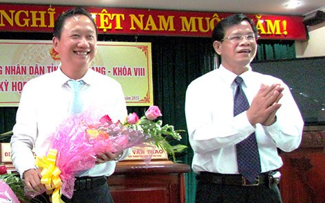 Bí thư Tỉnh ủy Huỳnh Minh Chắc (phải) chúc mừng tân Phó Chủ tịch UBND tỉnh Trịnh Xuân Thanh. (Ảnh: Báo Hậu Giang)