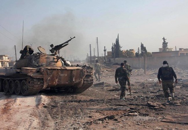 Quân đội Syria và lực lượng vũ trang địa phương NDF chiến đấu trong thành phố Aleppo