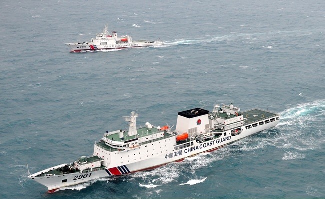 Hai tàu hải cảnh 2901 và tàu hải cảnh 2502 đang hải hành trên vùng nước biển Hoa Đông