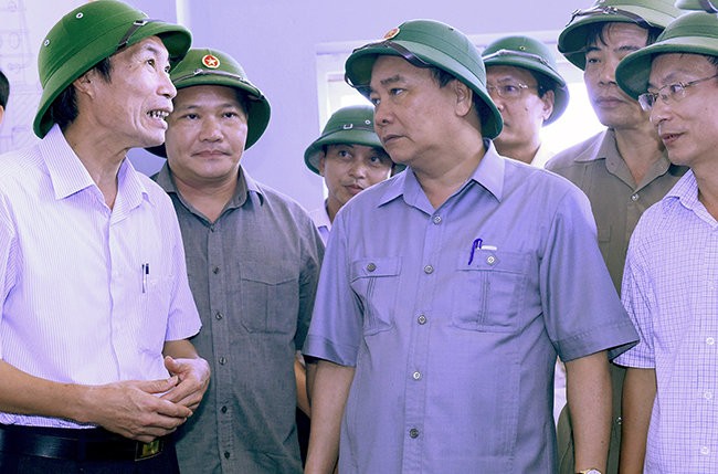 Thủ tướng Nguyễn Xuân Phúc kiểm tra khắc phục hậu quả baoox số 1 tại Nam Định. Ảnh: Tuổi trẻ