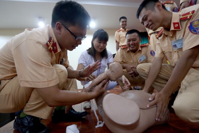 CSGT Hà Nội thực hành đỡ đẻ trong tình huống khẩn cấp.