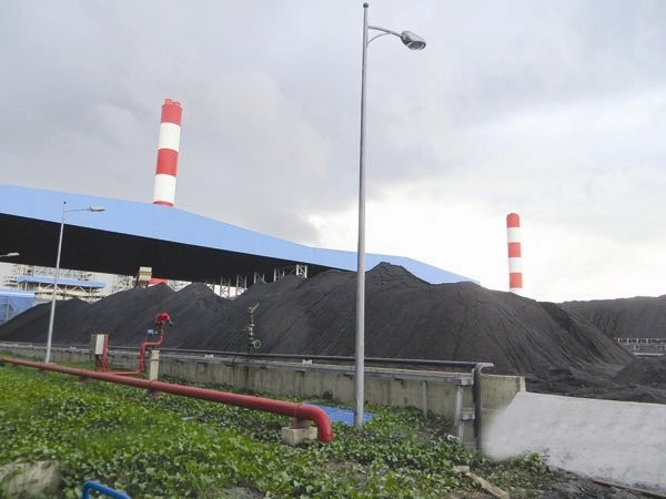 Một nhà máy thuộc cụm nhà máy nhiệt điện Duyên Hải, tỉnh Trà Vinh, dọc theo tuyến sông Hậu. Ảnh: Lê Anh Tuấn