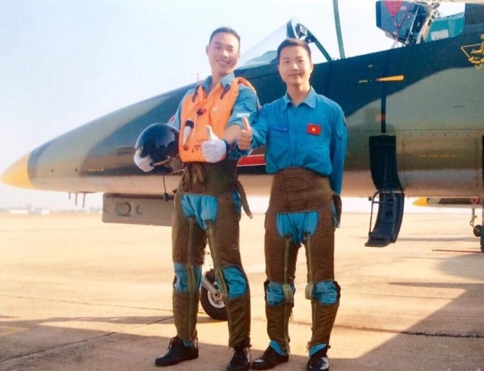 Thiếu úy học viên phi công Phạm Đức Trung (bên phải) 