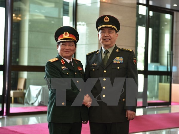 Đại tướng Ngô Xuân Lịch và Thượng tướng Thường Vạn Toàn. Ảnh: TTXVN
