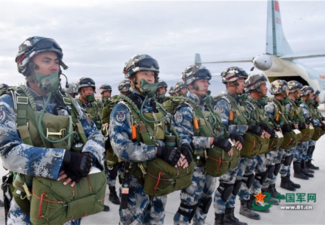 Lính dù Trung Quốc trong một cuộc diễn tập đổ bộ đường không