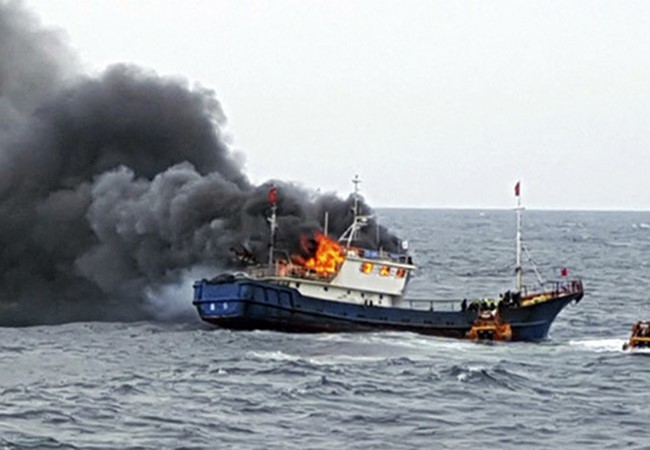 Tàu cá Trung Quốc cháy sau khi cảnh sát biển Hàn Quốc xông lên kiểm tra chiều 29.9.2016 trên vùng biển gần đảo Hong (Hàn Quốc).