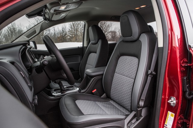 Vị trí dây đai an toàn hàng ghế trước trên Chevrolet Colorado 2015