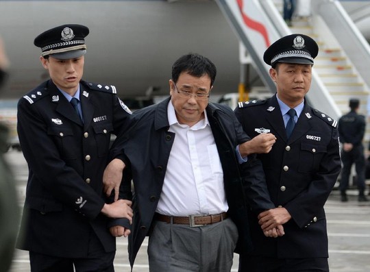 Một quan chức bị truy nã vì buôn lậu, hối lộ quan chức tham nhũng, bị dẫn độ về Bắc Kinh.
