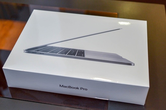 MacBook Pro 13 có thêm màu mới là Space Grey. Phiên bản có mặt sớm nhất tại Việt Nam lần này có giá bán rẻ nhất trong loạt MacBook Pro mà Apple vừa giới thiệu cách đây 2 ngày.