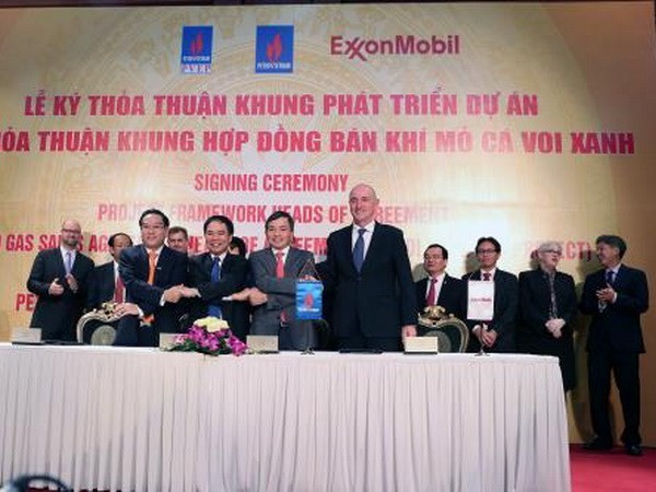 Lễ ký kết thỏa thuận khung phát triển dự án điện khí từ mỏ khí Cá Voi Xanh. (Ảnh TTXVN)
