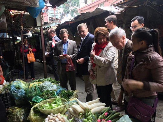 Các Đại sứ châu Âu đi chợ Việt