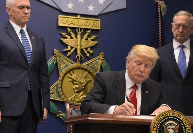Tổng chưởng lý ở 16 bang của Hoa Kỳ phản đối lệnh cấm của ông Trump. (ảnh minh họa, ông Trump ở Bộ Quốc phòng Mỹ)