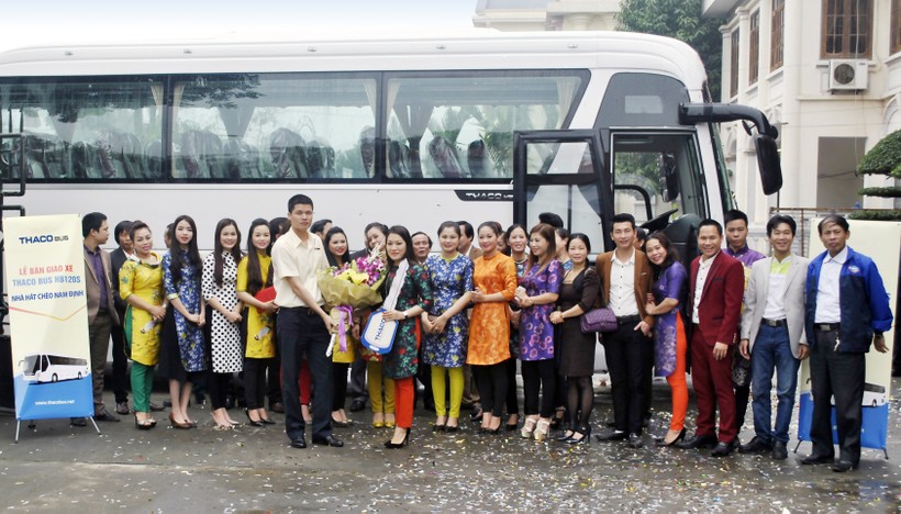 Thaco tặng xe cho Nhà hát chèo Việt Nam