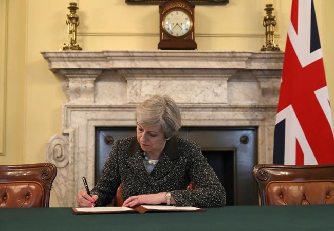 Thủ tướng Theresa May ký thư kích hoạt điều 50 Hiệp ước Lisbon