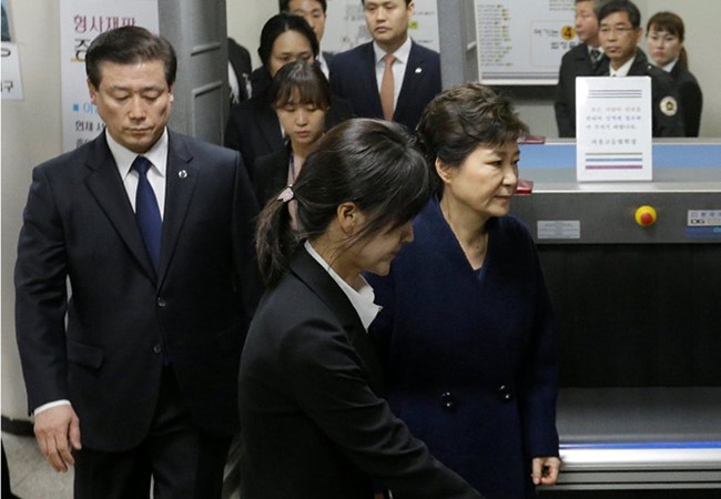 Cựu tổng thống Hàn Quốc Park Geun-hye rời khỏi Tòa án Quận Trung tâm Seoul vào tối 30.3. Ảnh REUTERS