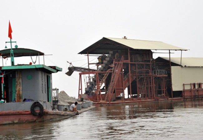 Các dự án khai thác cát trên sông Cầu qua huyện Quế Võ (Bắc Ninh) đã tạm dừng. Tàu cát tập kết, án binh bất động ở tỉnh Bắc Giang. Ảnh: VnExpress