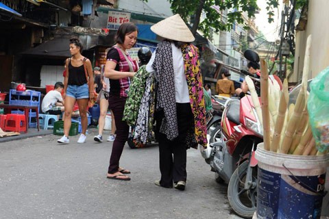 Bán hàng rong trong phố cổ Hà Nội. Nguồn: Internet