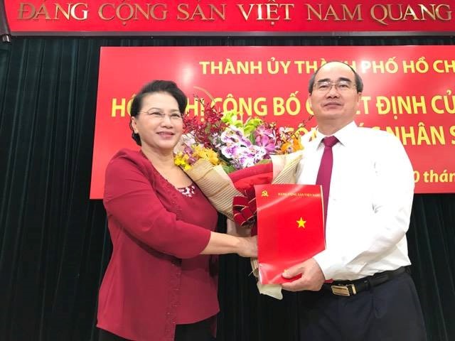 Chủ tịch Quốc hội Nguyễn Thị Kim Ngân trao quyết định cho ông Nguyễn Thiện Nhân. Ảnh Thanh Niên
