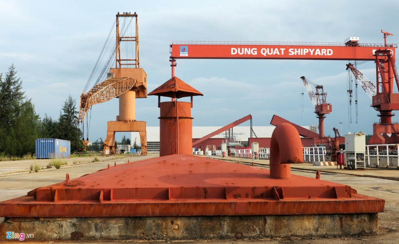 Nhà máy đóng tàu Dung Quất nợ hàng nghìn tỷ đồng Do Vinashin đầu tư dàn trải nhiều lĩnh vực, nhiều hạng mục công trình, nhà xưởng nhà máy đóng tàu Dung Quất bỏ hoang lãng phí, nợ nần chồng chất.