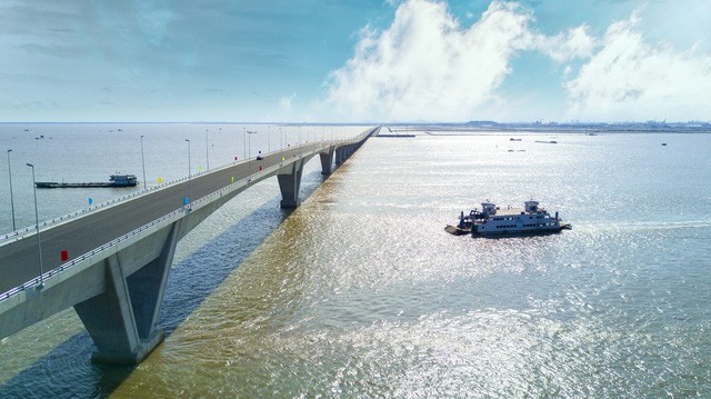 Cây cầu vượt biển bị bắt lỗi đang trong quá trình khắc phục các sai sót kỹ thuật (ảnh: Hải Sâm)