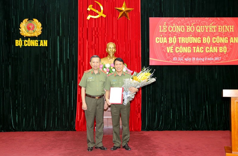 Bộ trưởng Tô Lâm trao Quyết định bổ nhiệm cho Thiếu tướng Lương Tam Quang giữ chức vụ Chánh Văn phòng Bộ Công an.