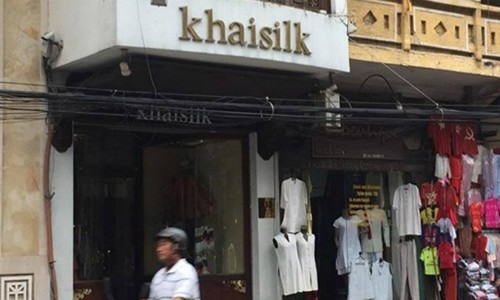 Cửa hàng Khaislik tại Hà Nội thừa nhận bán lụa Trung Quốc gắn mác Việt Nam do nhu cầu khách mua hàng ngày 20/10 quá lớn. 
