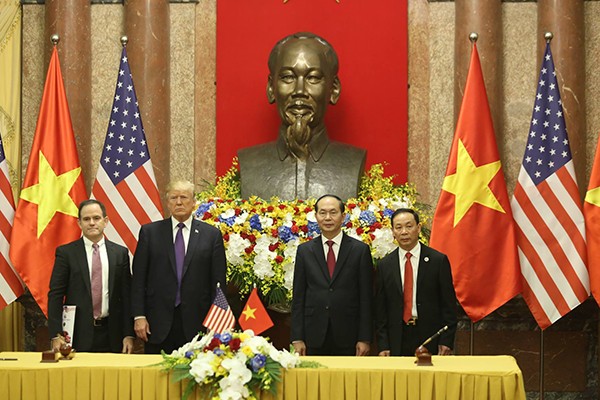 Ông Đỗ Hữu Hạ - Chủ tịch tập đoàn Hoàng Huy (phải) trong lễ ký kết với đối tác Mỹ sáng nay dưới sự chứng kiến của TT Mỹ D.Trump và Chủ tịch nước Trần Đại Quang. Ảnh: VGP