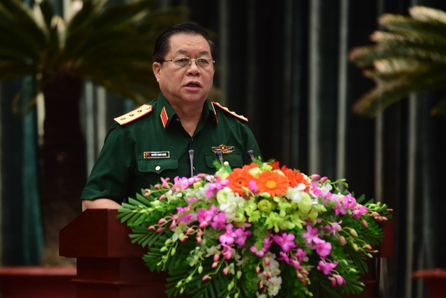 Thượng tướng Nguyễn Trọng Nghĩa - phó chủ nhiệm Tổng cục chính trị Quân đội Nhân dân Việt Nam - trình bày tại hội nghị ngày 25-12 - Ảnh: QUANG ĐỊNH