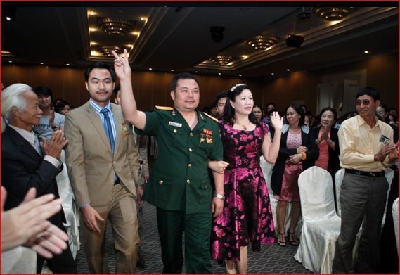 Lê Xuân Giang mặc quân phục giả làm sĩ quan quân đội trong một sự kiện do Liên Kết Việt tổ chức. Nguồn: CAND