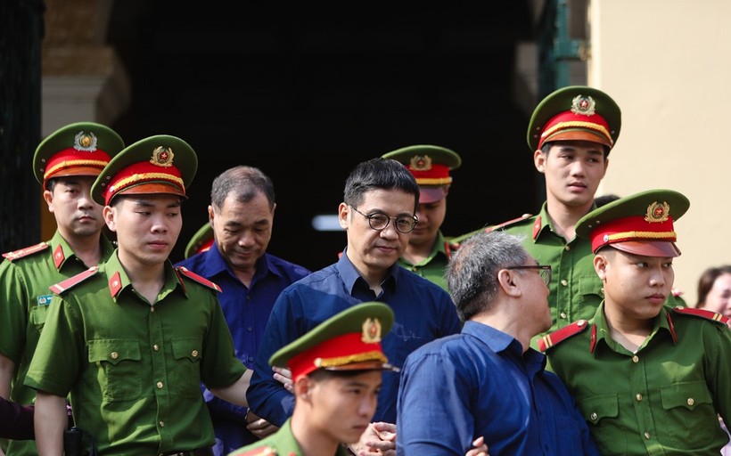Bị cáo Phạm Công Danh, Phan Thành Mai và Trầm Bê được áp giải sau phiên tòa sáng 7/2. Ảnh: Zing