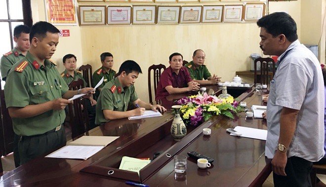Cơ quan an ninh đọc lệnh bắt ông Nguyễn Thanh Hoài. Ảnh: Zing