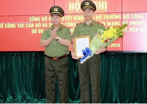 Trao Quyết định Cục trưởng Cục An ninh mạng và phòng, chống tội phạm sử dụng công nghệ cao cho tướng Nguyễn Minh Chính. (Nguồn: Mps.gov.vn)
