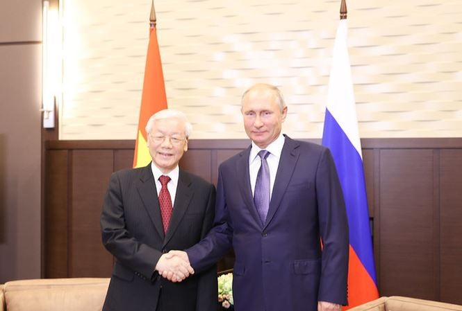 Tổng Bí thư Nguyễn Phú Trọng và Tổng thống Liên bang Nga Vladimir Putin bắt tay sau lễ ký các văn kiện hợp tác giữa hai nước. Ảnh: TTXVN