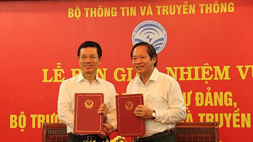 Bộ trưởng Trương Minh Tuấn bàn giao bàn giao nhiệm vụ Bí thư Ban cán sự Đảng cho Bộ trưởng TT&TT NGuyễn Mạnh Hùng. Ảnh: MIC