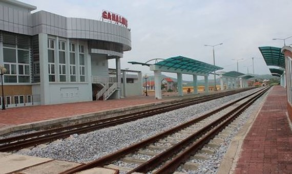 Đường sắt Yên Viên - Hạ Long dở dang, trong khi đường sắt Lào Cai - Hải Phòng chưa biết bao giờ mới "chuẩn". Nguồn ảnh: SGGP