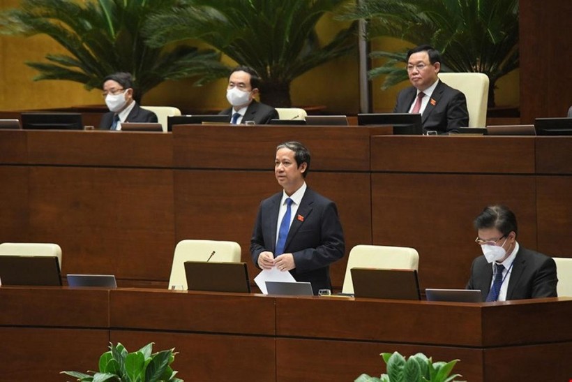 Bộ trưởng Nguyễn Kim Sơn trả lời chất vấn trước Quốc hội (ảnh VGP)